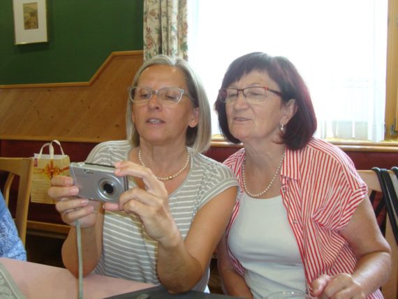 Abschluss beim Heurigen – es wurde viel fotografiert und die Ergebnisse gleich kommentiert