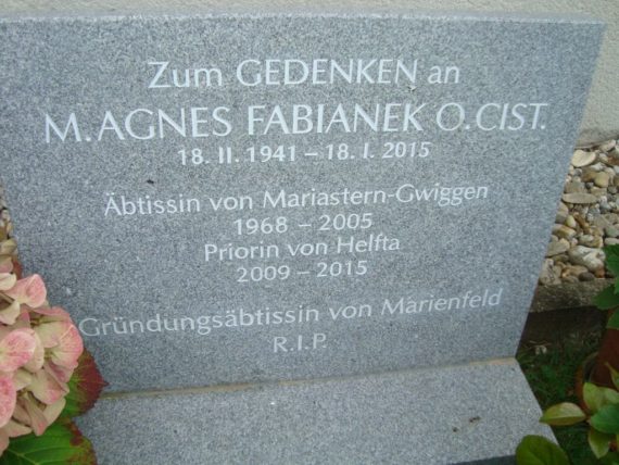 Gedenken am Grab der aus dem Weinviertel stammenden Gründungsäbtissin.