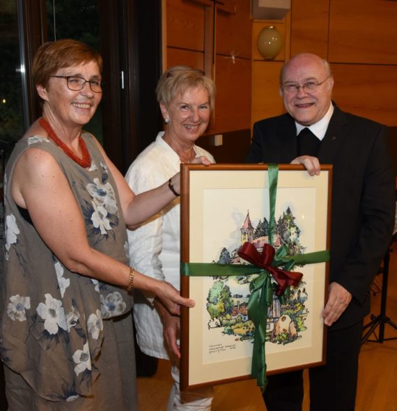 Überreichung des Geschenks