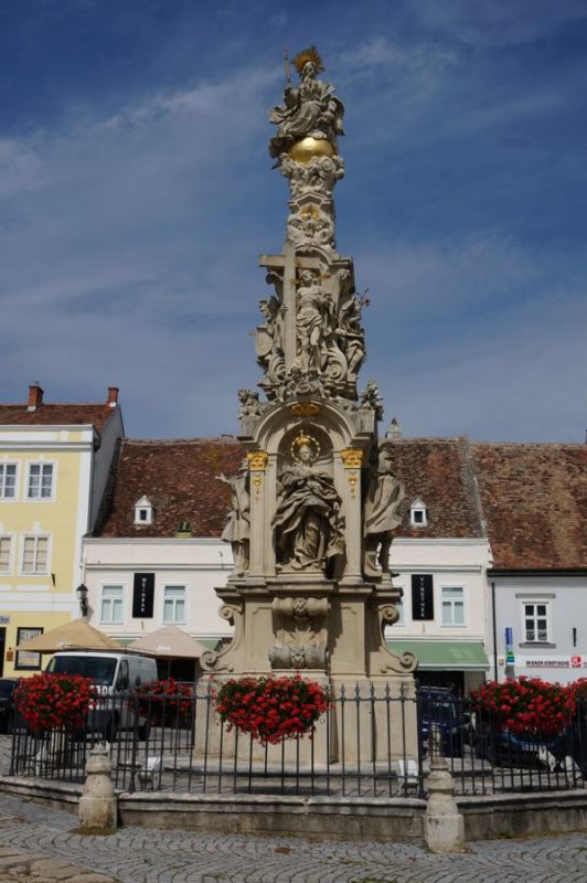 Gesamtansicht der Dreifaltigkeitssäule mit Statue der Maria Immaculata am Hauptplatz in Retz.