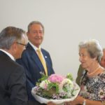 Das Ehepaar Schneider mit Bürgermeister Ing. Robert Dienst bei seiner Würdigung im Pfarrzentrum