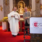 Pfarrer Dr. Vasile Ciobanu total überrascht und sichtlich ganz besonders erfreut mit unserem Dekanatsobmann Wilhelm Weiss