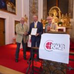 Der sichtlich überraschte und geehrte Mag. Heinrich Schneider mit Baumeister Ing. Norbert Püspök und unserem Dekanatsvorsitzenden Wilhelm Weiss