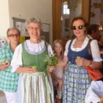Voll von Freude strahlend gab es beim Kirchenausgang das eben Gesegnete