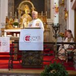 Monsignore Franz Graf (Kirchenmusikreferent der Diözese Eisenstadt) bei seiner Würdigung der Verdienste von Mag. Heinrich Schneider