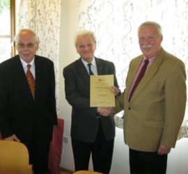 KMB-Diözesanobmann Helmut Wieser überreicht mit dem neuen Vikariatsobmann Willi Weiss Ing. Richard Wagner das Goldene Ehrenzeichen.