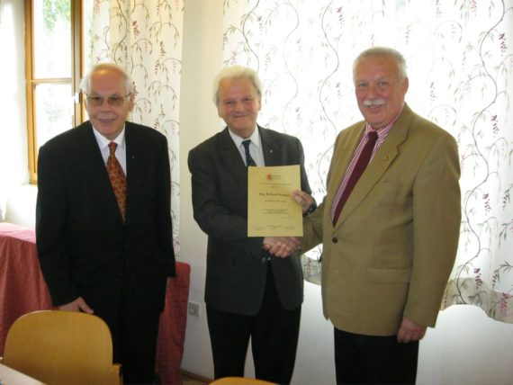 KMB-Diözesanobmann Helmut Wieser überreicht mit dem neuen Vikariatsobmann Willi Weiss Ing. Richard Wagner das Goldene Ehrenzeichen.