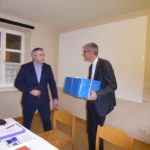 Pfarrobmann Nenad Jurkovic überbringt die Segenswünsche und das Geschenk der Pfarrgruppe