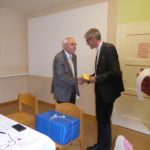 Für das Dekanat Mödling, die Leitung und die Dekanatskonferenz, übergab der Vorsitzende Wilhelm Weiss das Billet mit den Segenswünschen und das Geschenk der Pfarrobmänner und der Leitung