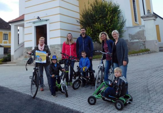 ...zum Go-Kart fuhren viele Gottesdienstbesucher umweltfreundlich zur Kirche Großmeiseldorf.