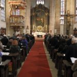 Gotik und Barock in Harmonie - Die voll besetzte prachtvolle Pfarrkirche St. Othmar