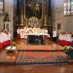 Im Presbyterium versammelte Geistlichkeit mit großer Ministranten Schar