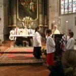 Diakon Günter Wöss verkündet das Evangelium nach Matthäus von den Talenten