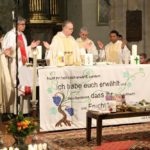 Geschenke zum Silbernen Priester Jubiläum von Pfarrer Richard Posch von den 4 Gemeinden und Gruppen der Pfarre vor dem Volksaltar