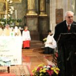 Vikariatsobmann Wilhelm Weiss bei seiner Ankündigung der Ehrenzeichen Verleihung