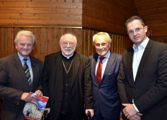 Der päpstl. Nuntius EB Dr. Peter Stephan Zurbriggen bei der Buchpräsentation mit (v.r.) Bürgermeister Mag. Stefan Schmuckenschlager, Dr. Josef Höchtl und KMB-Diözesanobmann Helmut Wieser