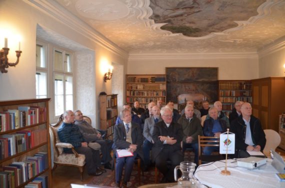 Interessierte Zuhörer in der Bibliothek des Pfarrhofs