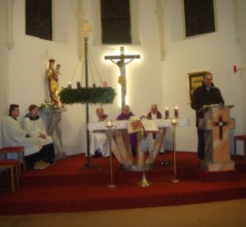 Der neue Dekanatsobmann Ing. Jakob Raffel begrüßt die Männer in der Pfarrkirche Sonnberg