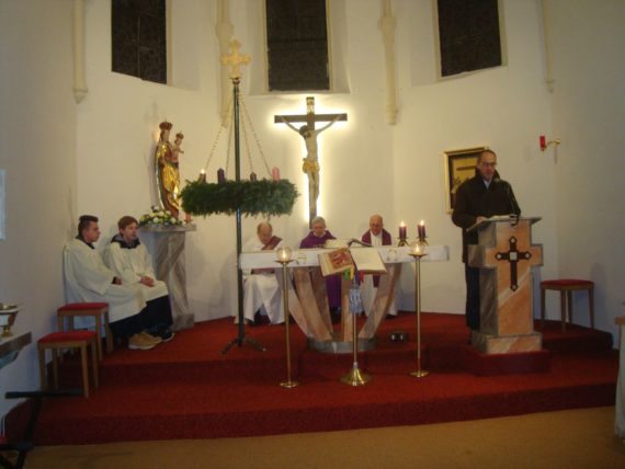Der neue Dekanatsobmann Ing. Jakob Raffel begrüßt die Männer in der Pfarrkirche Sonnberg