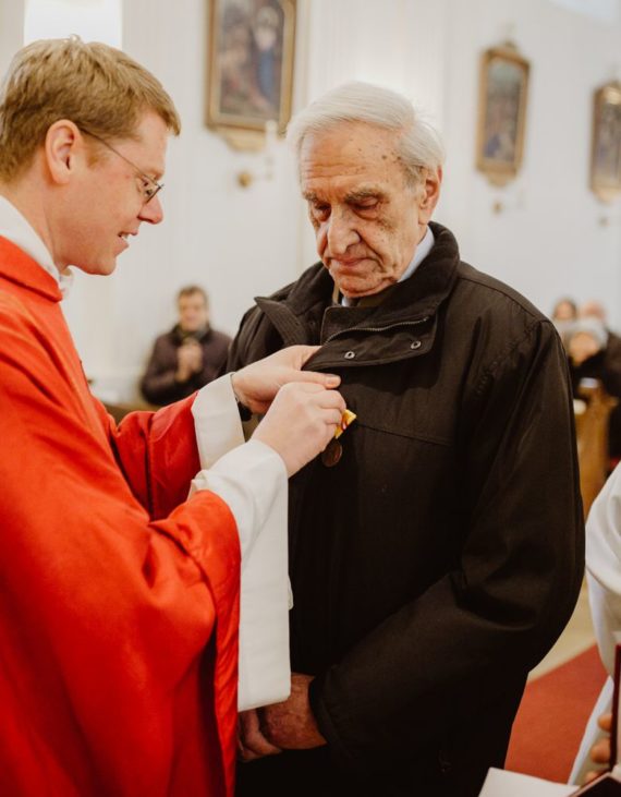 Dechant Beirer zeichnet KMB-Pfarrobmann Herbert Mayr mit dem Stephanusorden aus