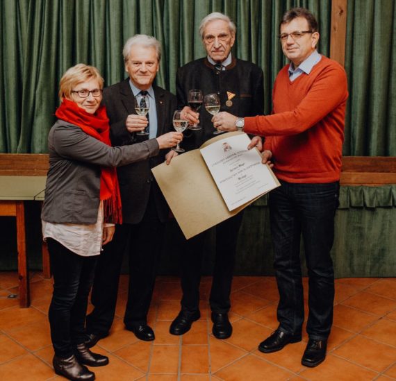 Nach gutem Retzer Brauch wird dankbar auf noch manche gute Jahre angestoßen