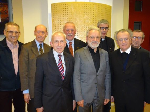 KA-Präsident Walter Rijs (vorne Mitte) gratuliert