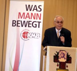 Dekanatsobmann Wilhelm Weiss (Dekanat Mödling) begrüßt die Teilnehmer am Einkehrtag