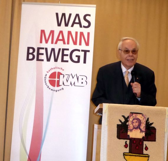 Dekanatsobmann Wilhelm Weiss (Dekanat Mödling) begrüßt die Teilnehmer am Einkehrtag