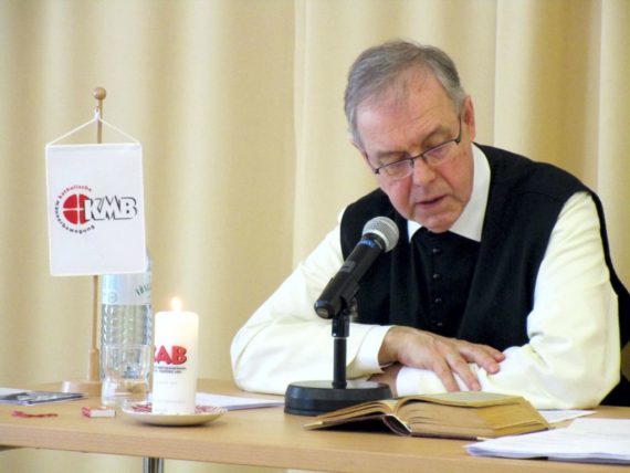 Pater Petrus Hübner, Bischofsvikar im Vikariat „Unter dem Wienerwald“ bei seinem Referat