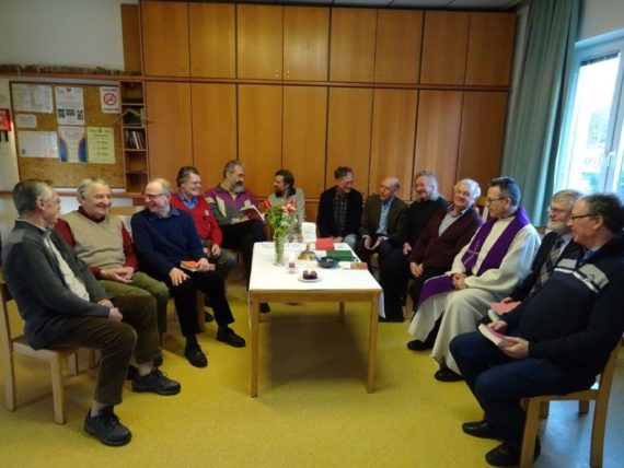 Blick in die Runde der Teilnehmer drinnen...