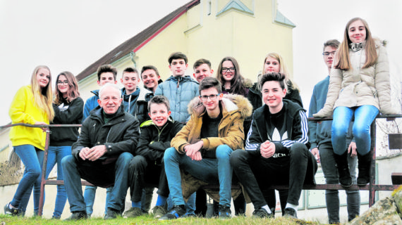 Johann Schachenhuber mit „seinen“ Firmlingen in Niederrußbach.