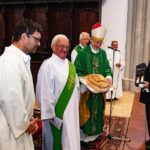 Ein KMB Brotlaib und Wein aus der Thermenregion mit Dank überreicht