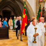 Feierlich Einzug zum Pontifikalamt durch das Hauptschiff