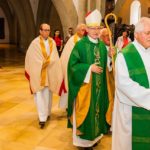 Weihbischof Mag. Dr. Franz Scharl mit Insignien auf dem Weg zum Altar