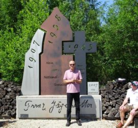 Wolfgang Bögl, der Theologische Assistent der KMB Linz, gibt vor dem von der KMB erbauten Jägerstätter Denkmal einige Impulse.