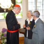 Kardinal Schönborn im Gespräch mit Elisabeth und Enzo Caruso