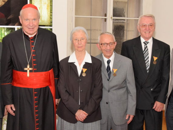 Kardinal Schönborn und die geehrten Altsimmeringer