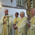 Pfarrer und Dechant Mag. Adolf Valenta begrüßt den Jubilar in der Pfarrkirche