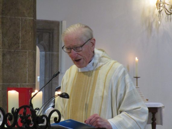 Konsistorialrat Monsignore Walther Kratzer bei seiner schlichten Ansprache