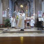 Diakon Mag. Wolfgang Kommer bei der Inzension der Gottesdienstgemeinde