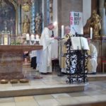 Pfarrer Mag. Adolf Valenta überreicht dem Jubilar die Geschenke der Pfarrgemeinde