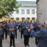 Die Trachtenmusikkapelle begrüßt den Jubilar und die ganze Gemeinde