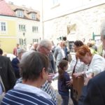 Umringt von vielen Besuchern des Gottesdienstes wird dem Jubilar gratuliert und geschenkt