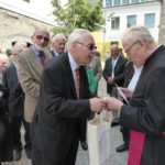 Vikariatsobmann Wilhelm Weiss überbringt die Segenswünsche der Diözesanleitung, der Vikariats- und Dekanatsleitung mit kleinen Geschenken an unseren langjährigen guten Hirten