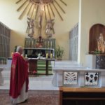 Mit der Gemeinschaft der Schwestern beim Schlusslied „Wunderschön, prächtige“