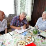 Schriftführer Peter Welkhammer geht - begleitet von Hermann Hunger und Haushälterin Susanne Kopeszki - seinen Aufgaben nach