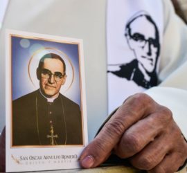 Priester mit einem Bild von Oscar Romero, Erzbischof von San Salvador, bei dessen Heiligsprechung und der von sechs weiteren Seligen, am 14. Oktober 2018 im Vatikan. Auf die Stola ist ein Porträt von Romero gestickt.