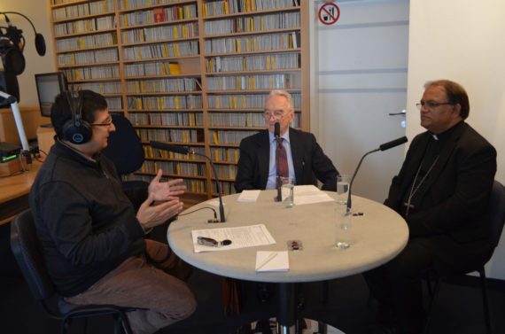Mag. Stefan Hauser, Dr. Gerhard Schröckenfuchs, Bischof Samson Shukardin, OFM, im Senderaum