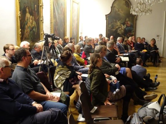 Blick in die Runde der Zuhörerschaft