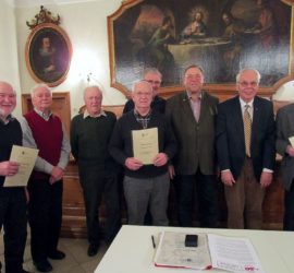 Einige mit Ehrenzeichen und Urkunde geehrte Männer mit Vikariatsobmann Wilhelm Weiss (2. von rechts)